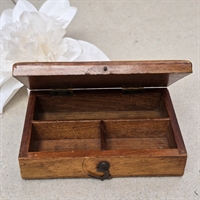 traeaeske-natur-moerkt-trae-opdelt -tre-rum-lille-opbevaringsaeske